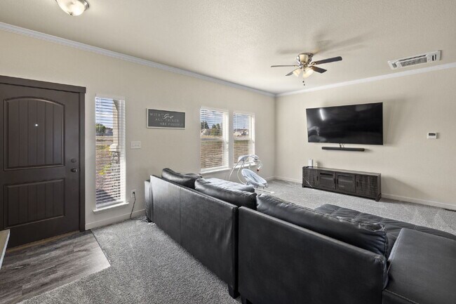 Foto del edificio - Spacious 3-Bed, 2-Bath Modern Home on 1.16...