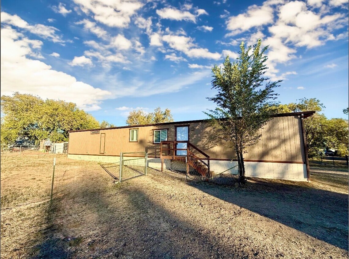 Primary Photo - Cute Country Home in Chino Valley!