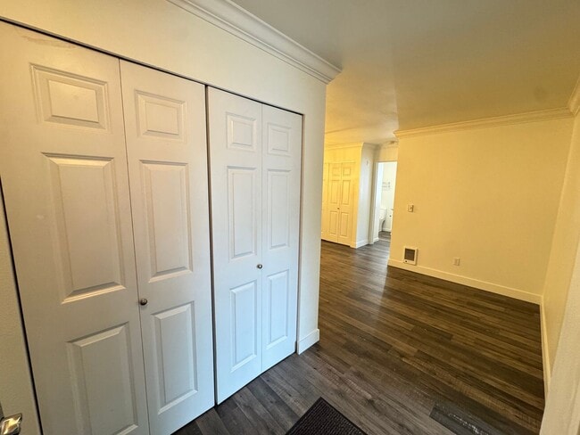 Building Photo - Clean & Bright Federal Way Condo with/ Gar...