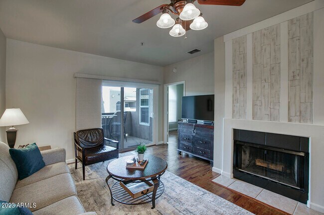 Foto del edificio - 9450 E Becker Ln