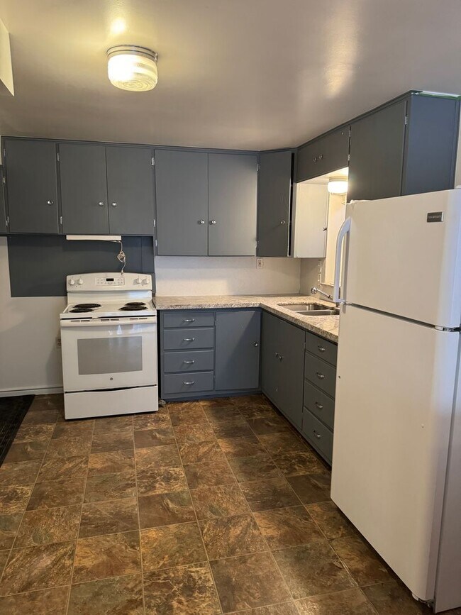 Building Photo - Beautiful duplex for rent near Capitol!