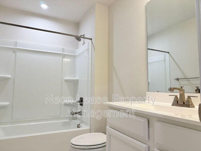 Foto del edificio - 7643 Central Parke Blvd