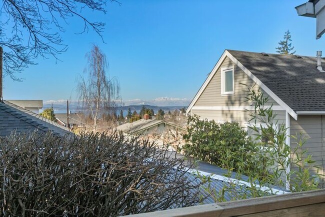 Building Photo - Gorgeous AIR CONDITIONED West Seattle Char...