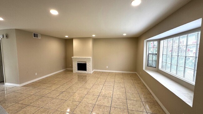 Foto del edificio - Newly Renovated Spacious 3-Bedroom Townhom...