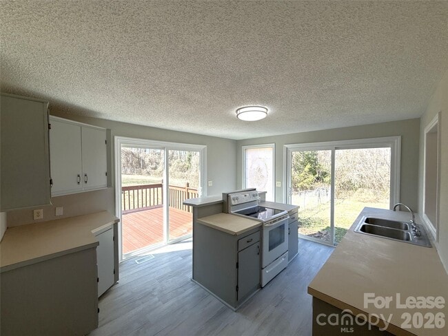 Building Photo - 513 Rhodes Ave