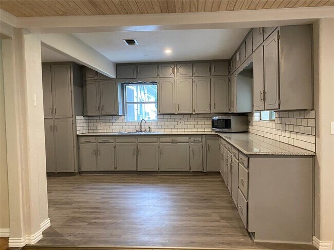 Foto del edificio - 925 Red Oak Ln