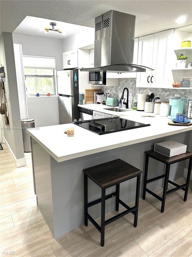 Building Photo - 2 br, 1.5 bath Condo - 4600 SW 67th Ave Ap...