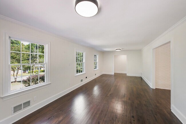 Foto del edificio - 4621 Woodridge Dr