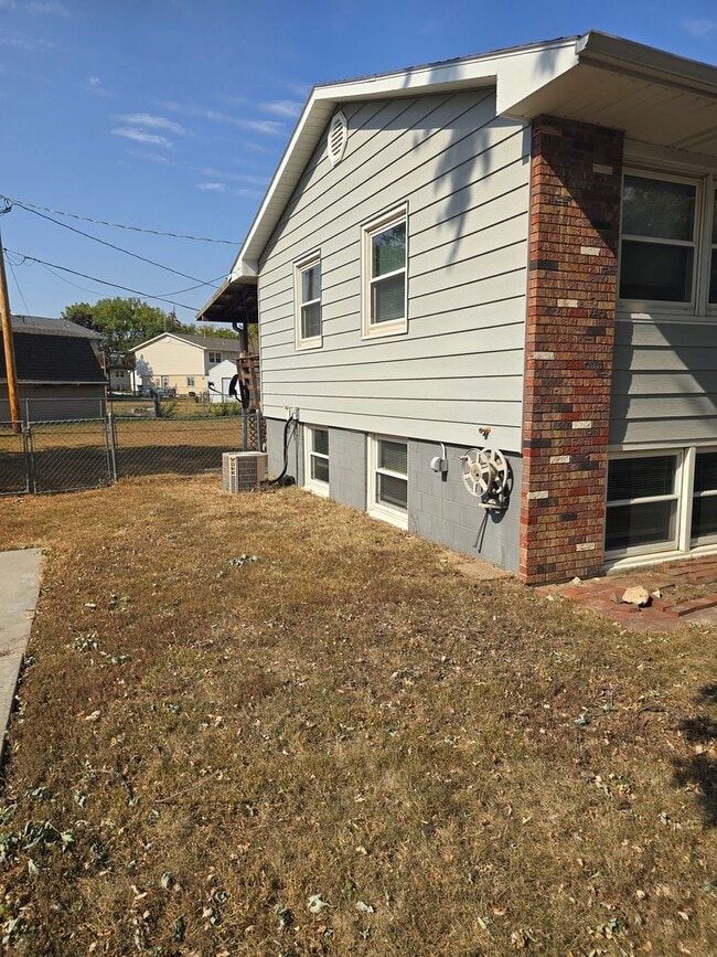 Building Photo - 4 bedroom, 2 Bathroom Home located in Wood...