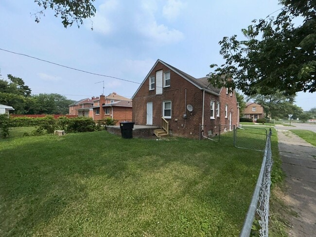 Building Photo - Beautiful 5 Bedroom Bungalow