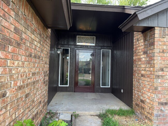Building Photo - Spacious 3 Bedroom with Move in Special!
