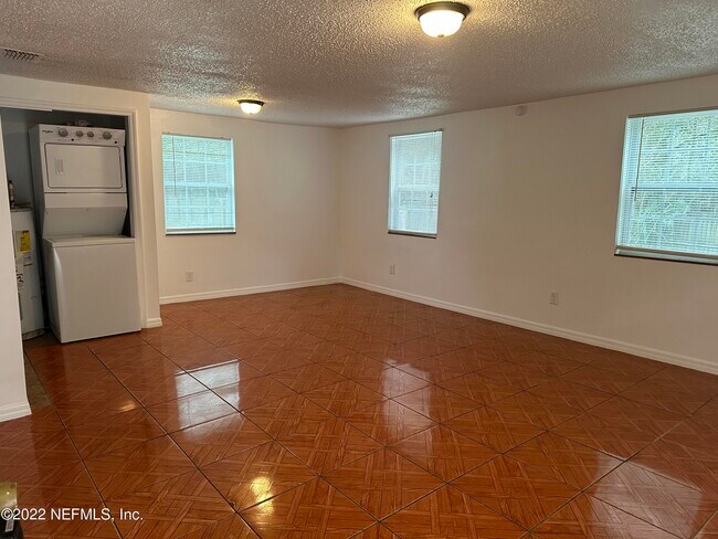 Foto del edificio - 306 Bernard Rd