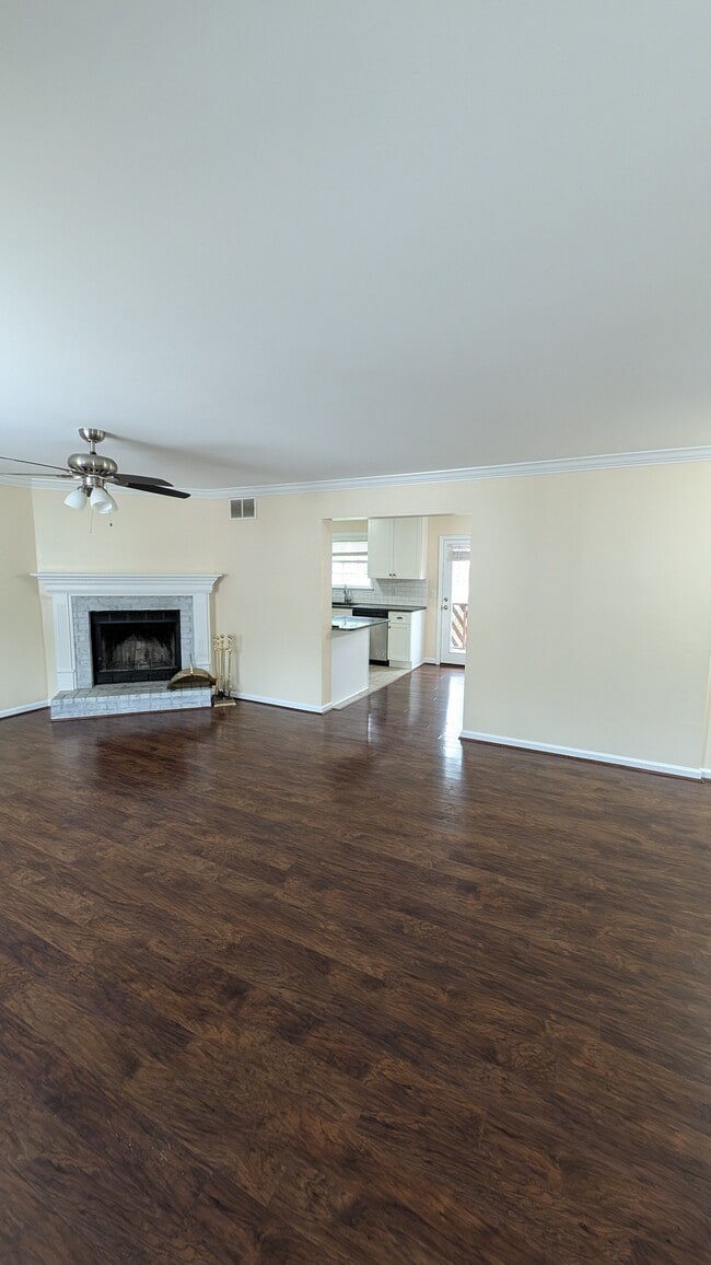 Foto del edificio - 1185 Ashford Ln