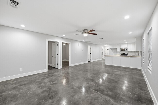 Building Photo - 607 E Day St