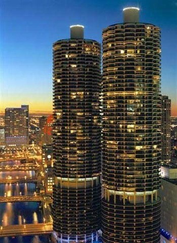 Foto principal - 300 N State St
