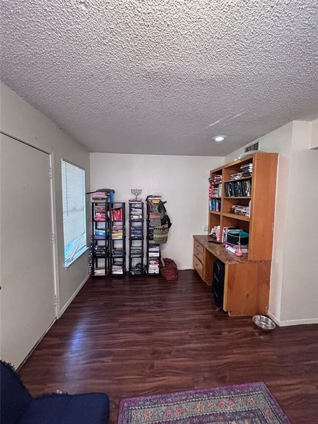 Building Photo - West Campus 1 Bed 1 Bath