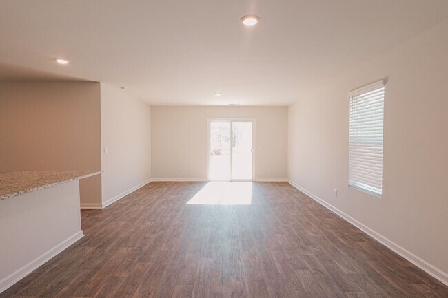 Foto del edificio - Available Now!