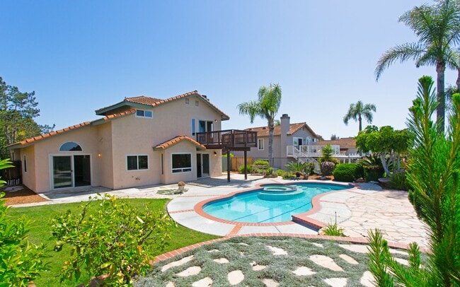 Building Photo - Gorgeous 4 Bedroom, 3 bathroom Home with private Pool!