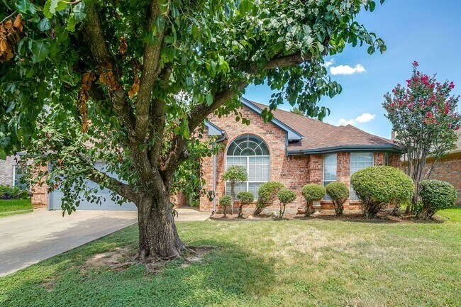 Building Photo - Freshly Remodeled 3 Bedroom, 2 Bath Home Awaiting New Tenants- FWISD- 76133