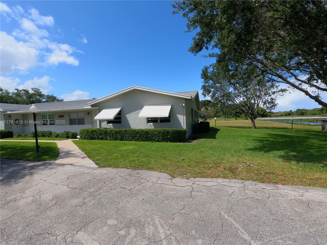 Foto principal - 2303 Lowson Blvd