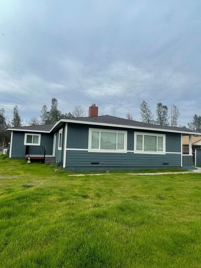 Building Photo - 3 BEDROOM 2 BATH SPACIOUS ANDERSON HOME