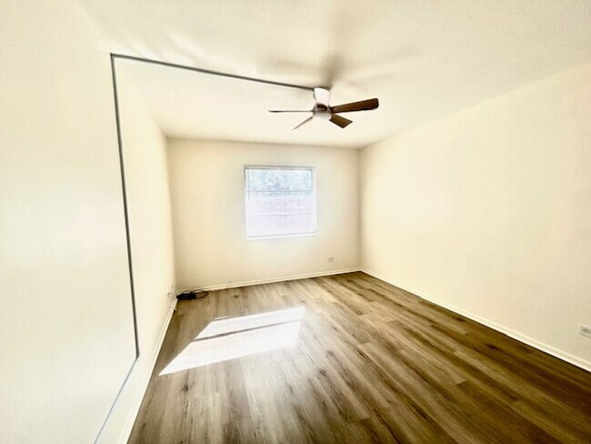 Building Photo - 55+Community - ANNUAL  1/1 GREAT LOCATION - UPDATED UNIT WITH COMMUNITY HEATED POOL!