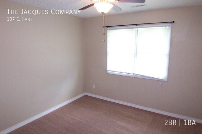 Foto del edificio - 107 E. Hart-