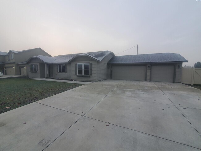Foto del edificio - Kennewick Rambler with 3 Car Garage