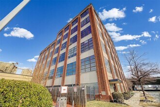 Building Photo - 715 N Graham St