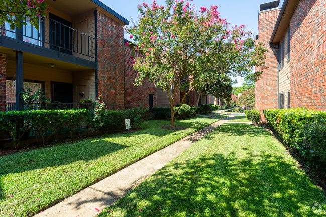 Courtyard - Tanglewood Place