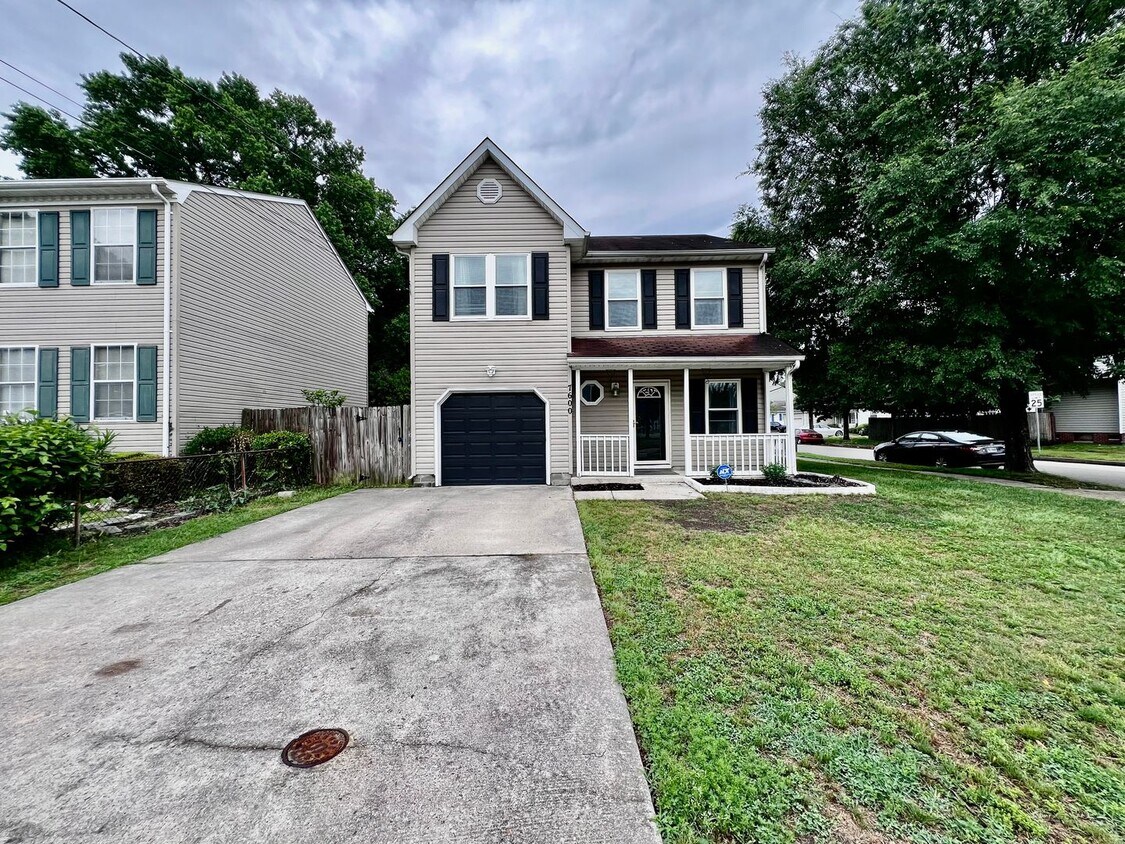 Foto principal - Beautiful home nestled in the neighborhood...