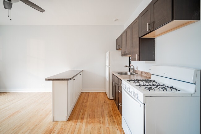 Building Photo - 1623 W Belmont Ave