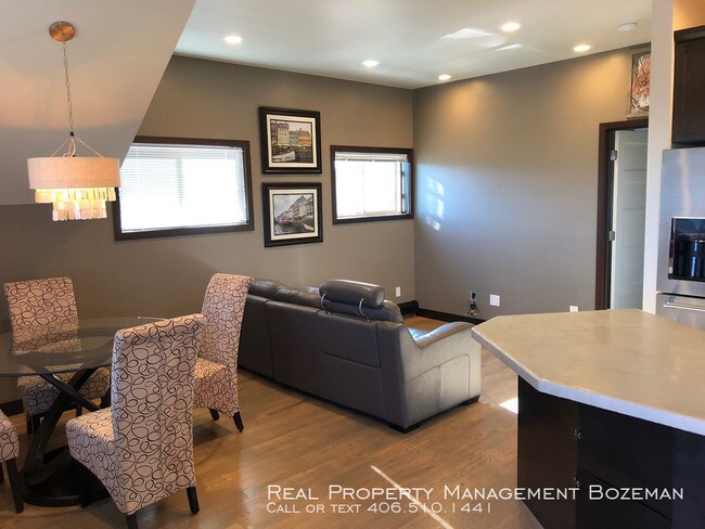 Foto del edificio - 496 Kimball Ave Unit C