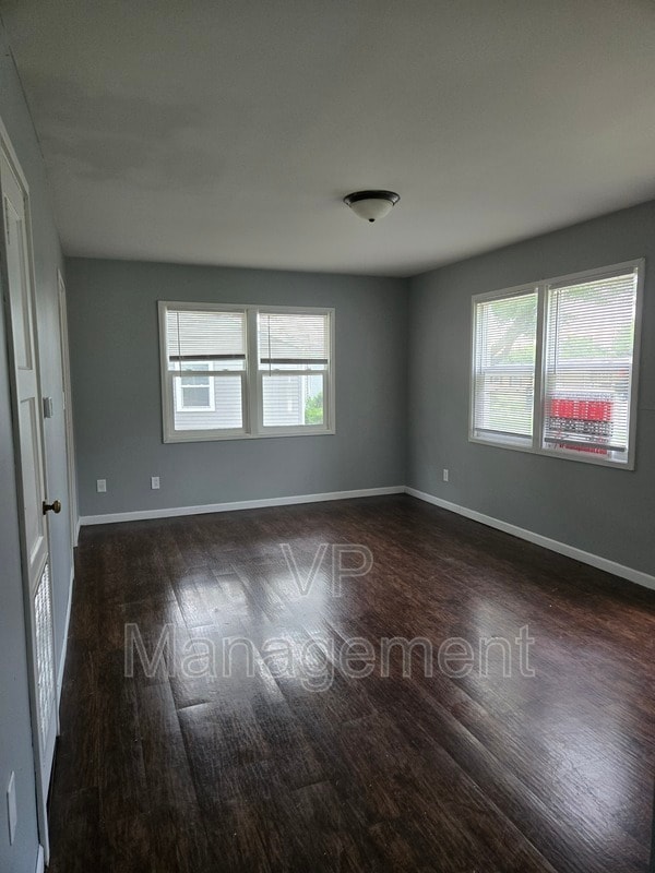 Building Photo - 7420 N Oak St