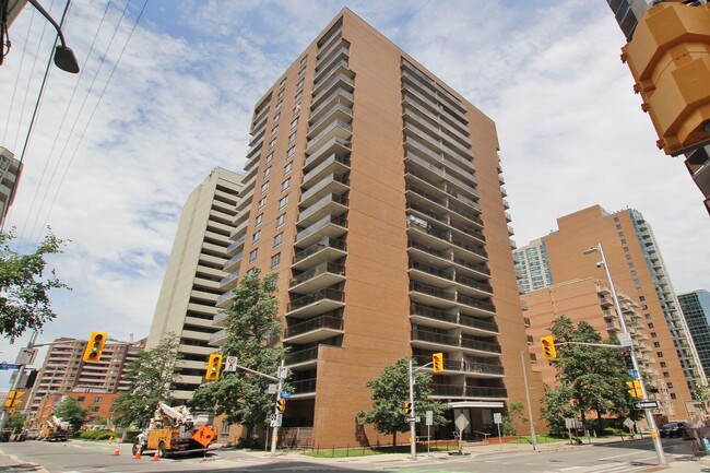 Outside building photo - 475 Laurier Av W