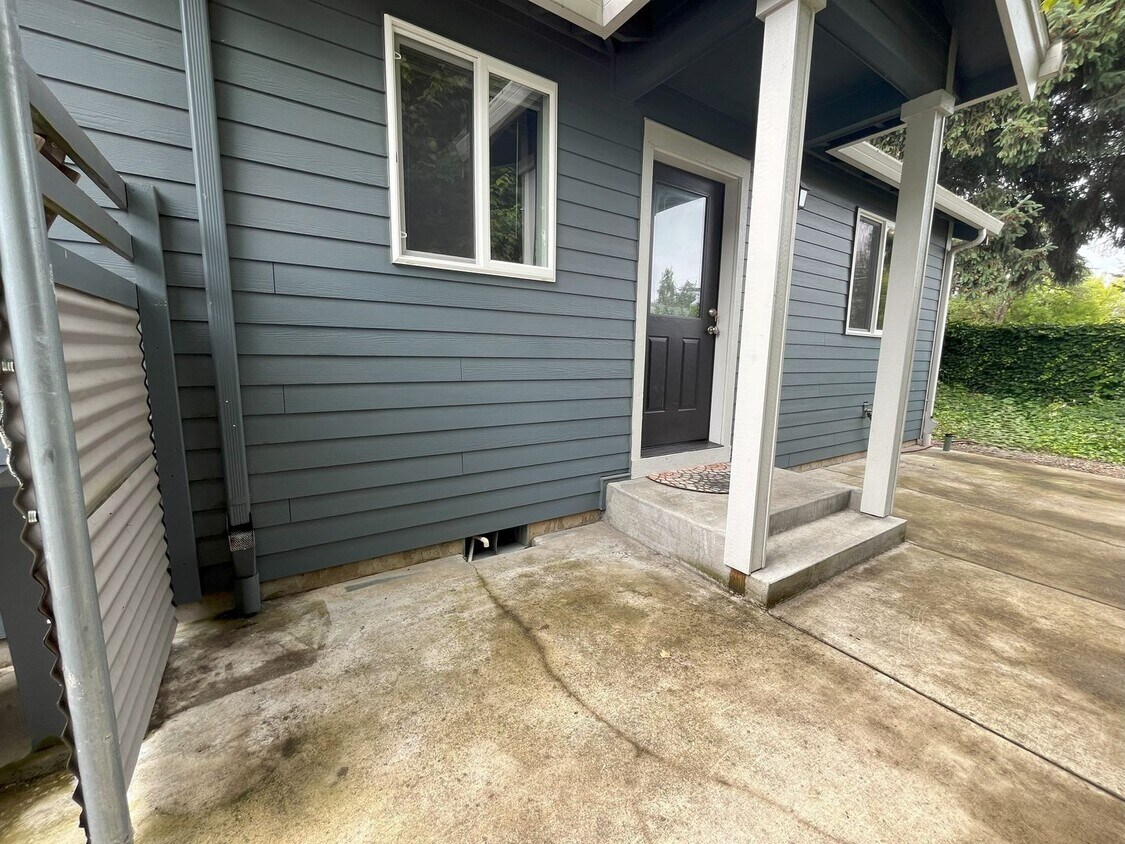 Primary Photo - Charming SE Bungalow 3 Bed 2 Bathroom with...