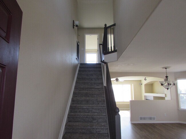 Foto del edificio - Beautiful 2-Story Home with 3-Car Attached...