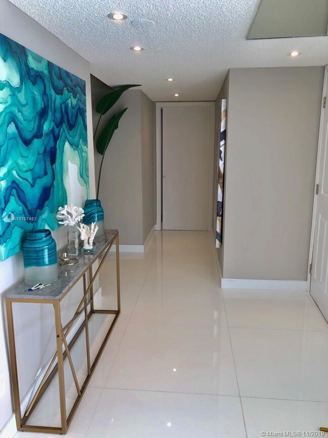 Foto del edificio - 17720 N Bay Rd