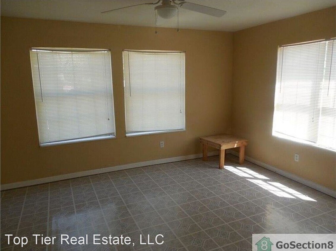 Building Photo - 2 br, 1 bath House - 22 SW 24th St #4