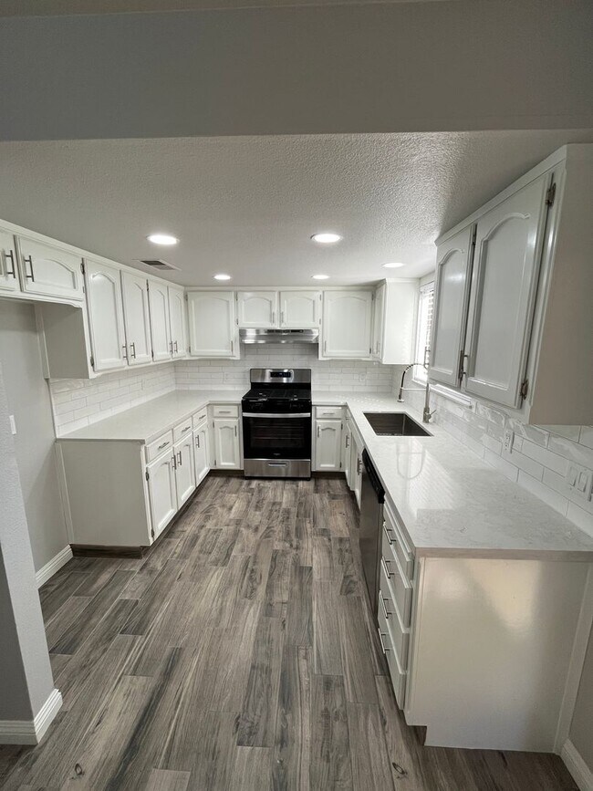 Building Photo - 4395