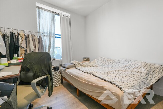 Foto del edificio - 326 Bedford Ave