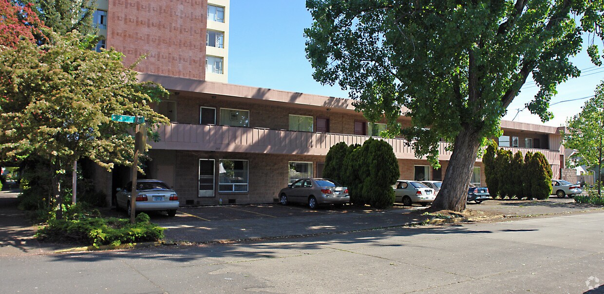 Primary Photo - Lincoln Manor
