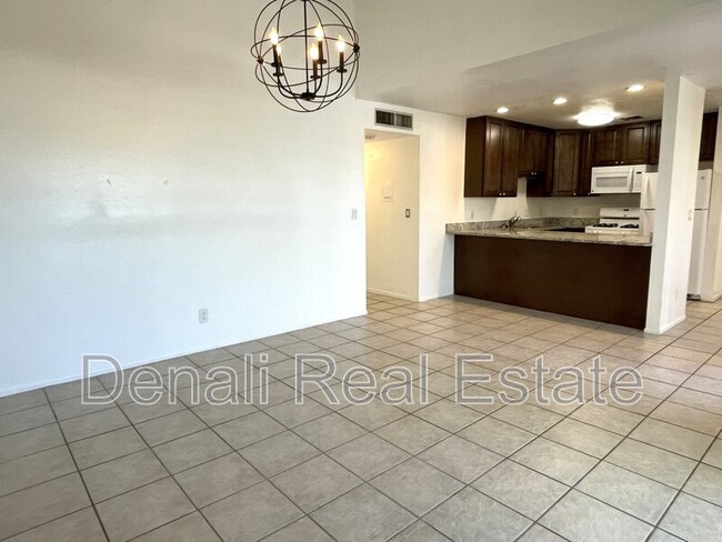 Building Photo - 822 S Langley Ave