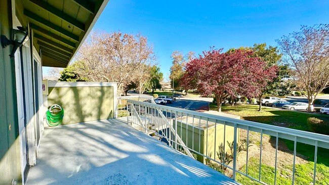 Building Photo - Beautifully Updated & Remodeled Upstairs C...