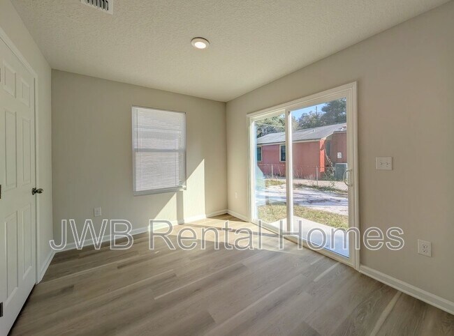 Building Photo - 4821 N Pearl St