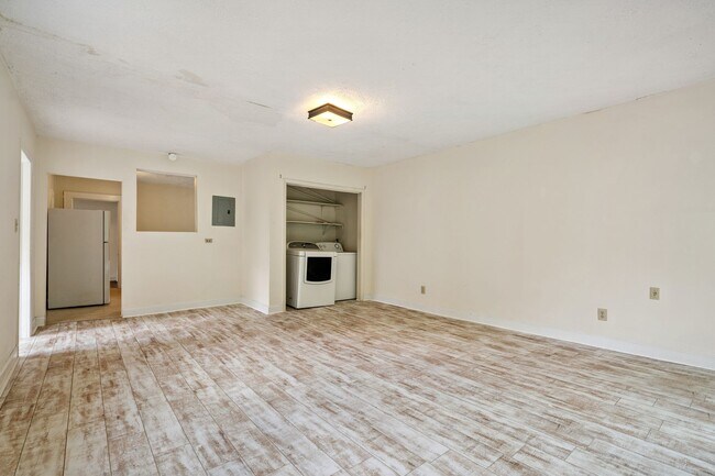 Building Photo - Charming 2 Bedroom 1 Bath Home With Home O...