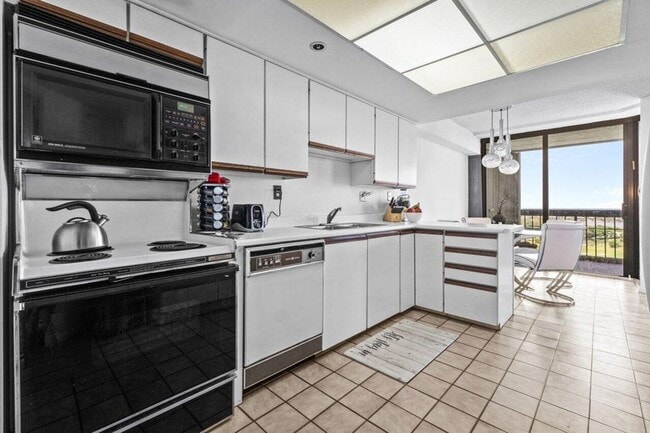 Building Photo - 1900 Consulate Pl