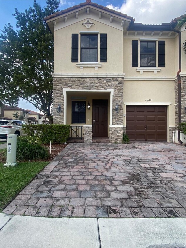 Foto principal - 8742 NW 98th Ave