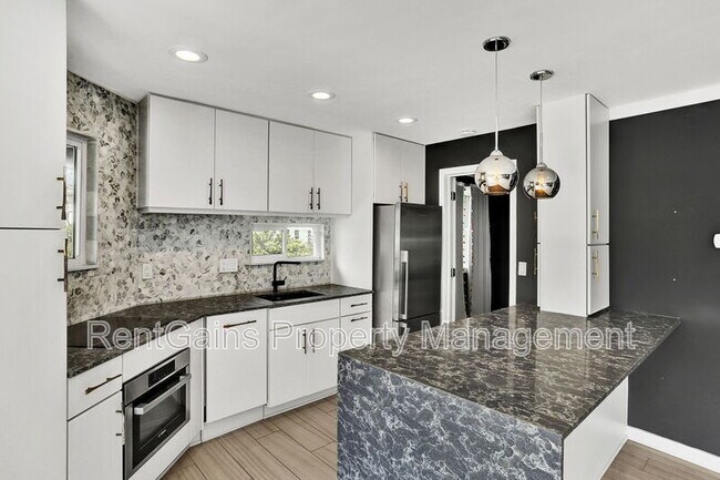 Building Photo - 5084 Atlantic View