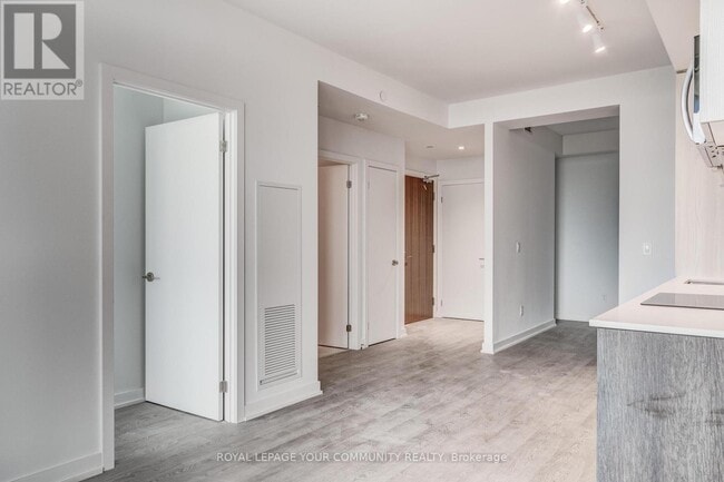 Photo du bâtiment - 1926 Lake Shore Blvd W